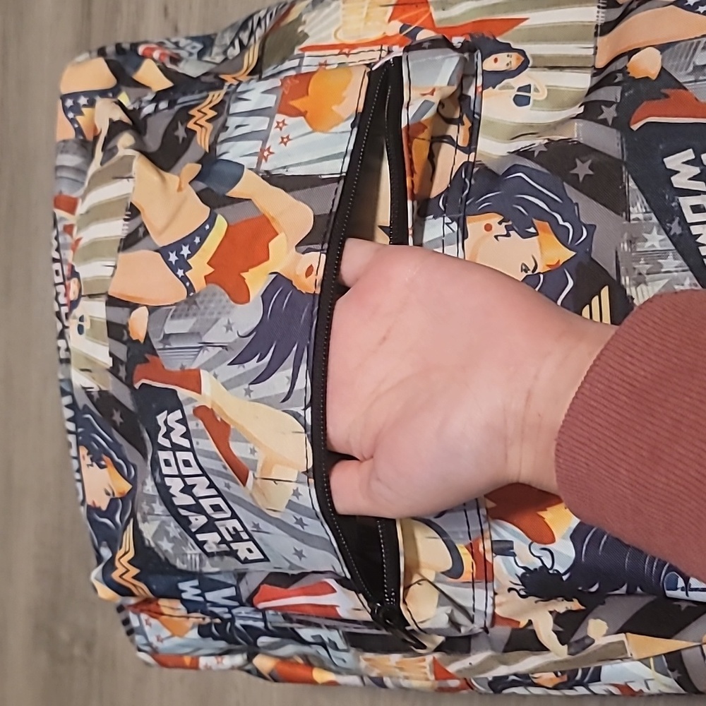 Wonder Woman Backpack - Picture 5 of 8